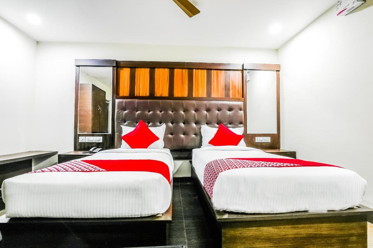 Oyo 16155 Hotel Dcm Grand Виджаявада Экстерьер фото