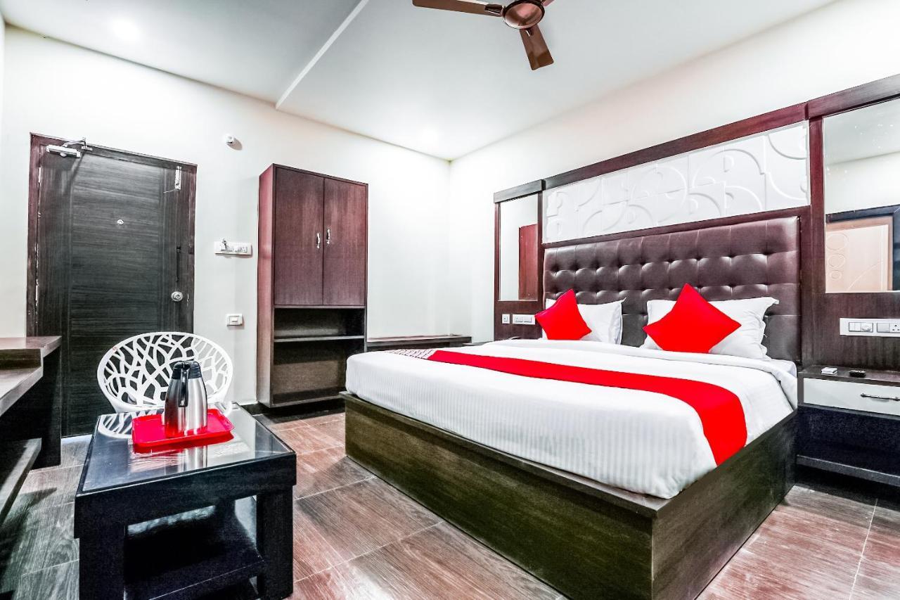 Oyo 16155 Hotel Dcm Grand Виджаявада Экстерьер фото