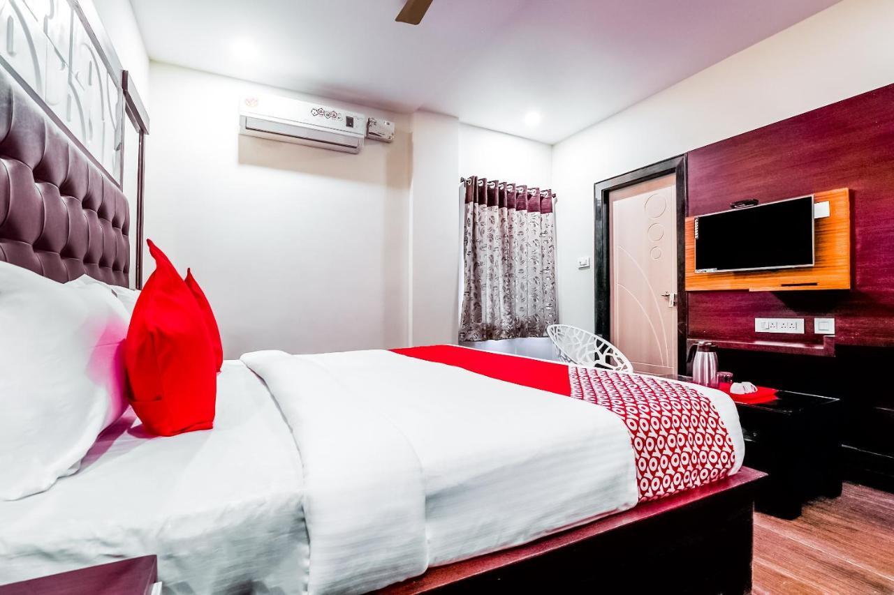 Oyo 16155 Hotel Dcm Grand Виджаявада Экстерьер фото