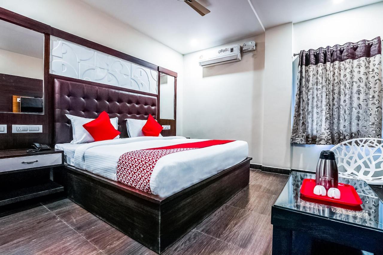 Oyo 16155 Hotel Dcm Grand Виджаявада Экстерьер фото
