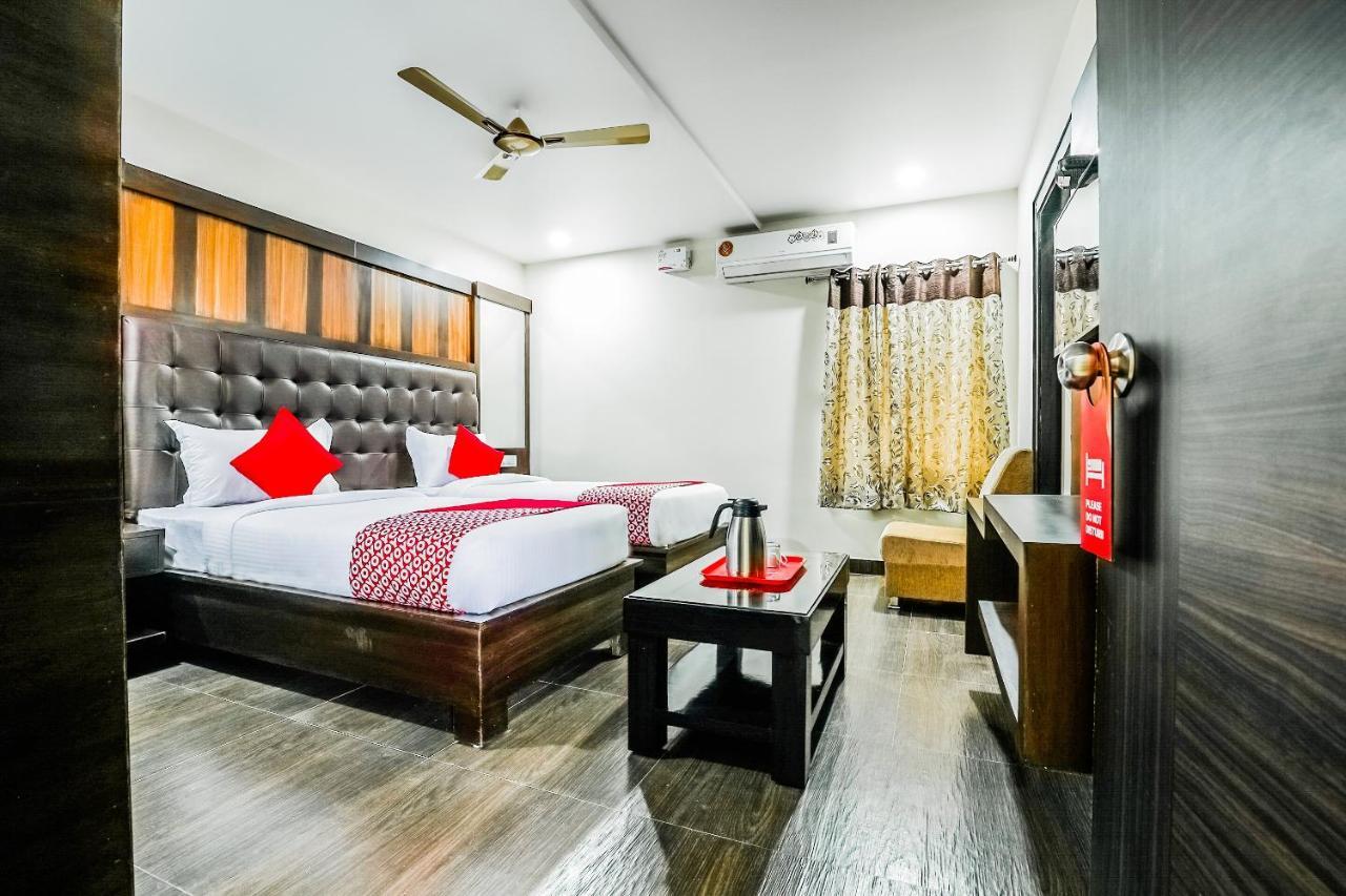 Oyo 16155 Hotel Dcm Grand Виджаявада Экстерьер фото