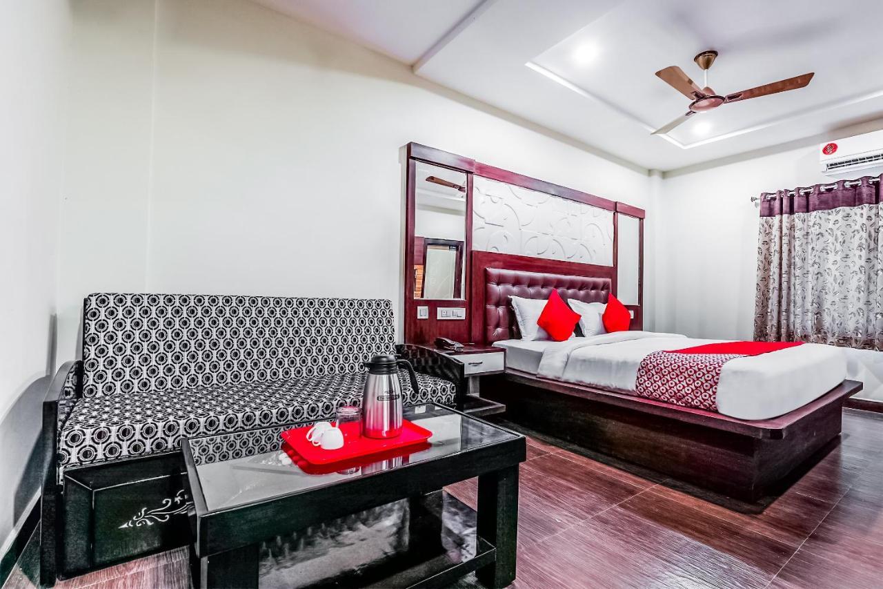 Oyo 16155 Hotel Dcm Grand Виджаявада Экстерьер фото