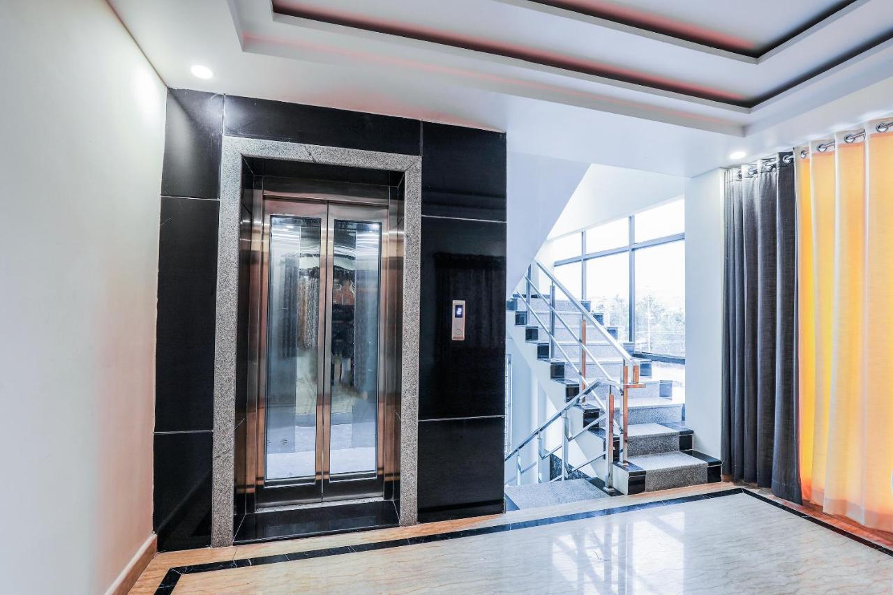 Oyo 16155 Hotel Dcm Grand Виджаявада Экстерьер фото