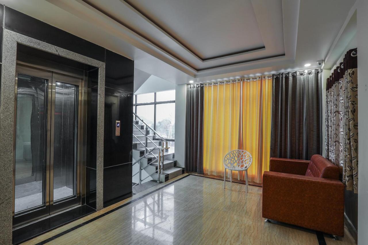 Oyo 16155 Hotel Dcm Grand Виджаявада Экстерьер фото