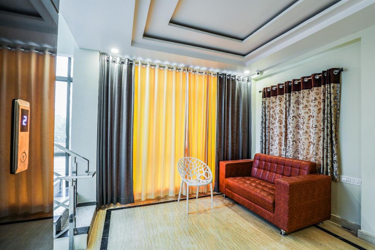 Oyo 16155 Hotel Dcm Grand Виджаявада Экстерьер фото