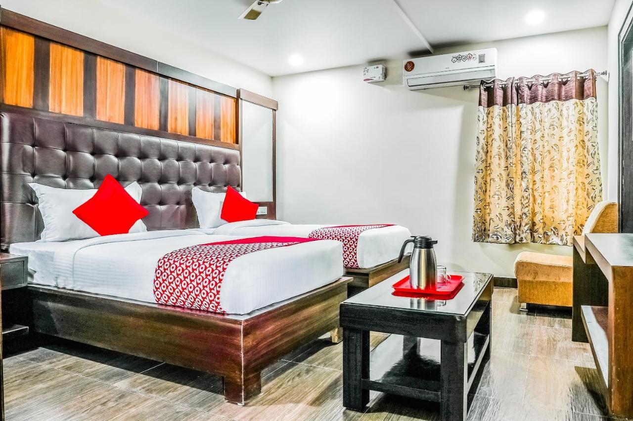 Oyo 16155 Hotel Dcm Grand Виджаявада Экстерьер фото