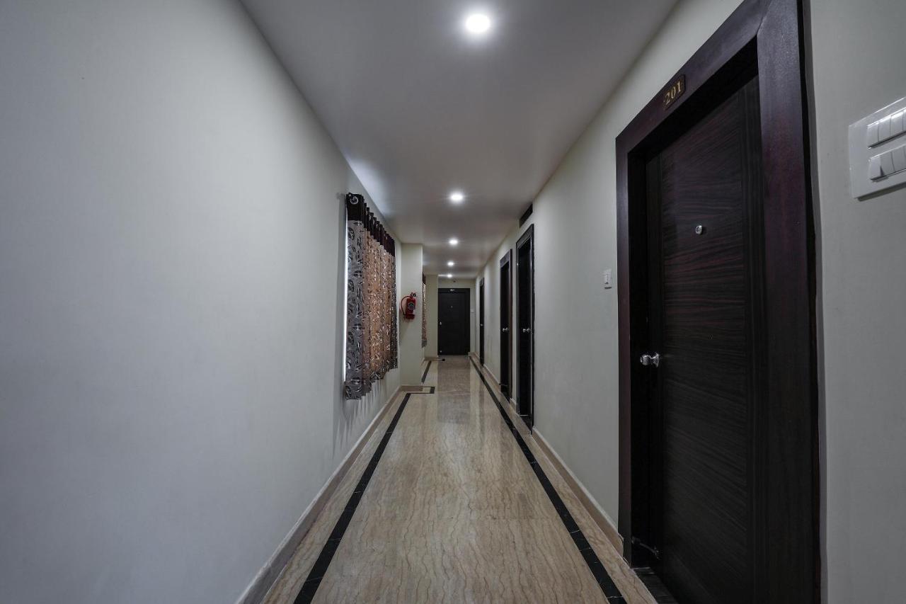Oyo 16155 Hotel Dcm Grand Виджаявада Экстерьер фото