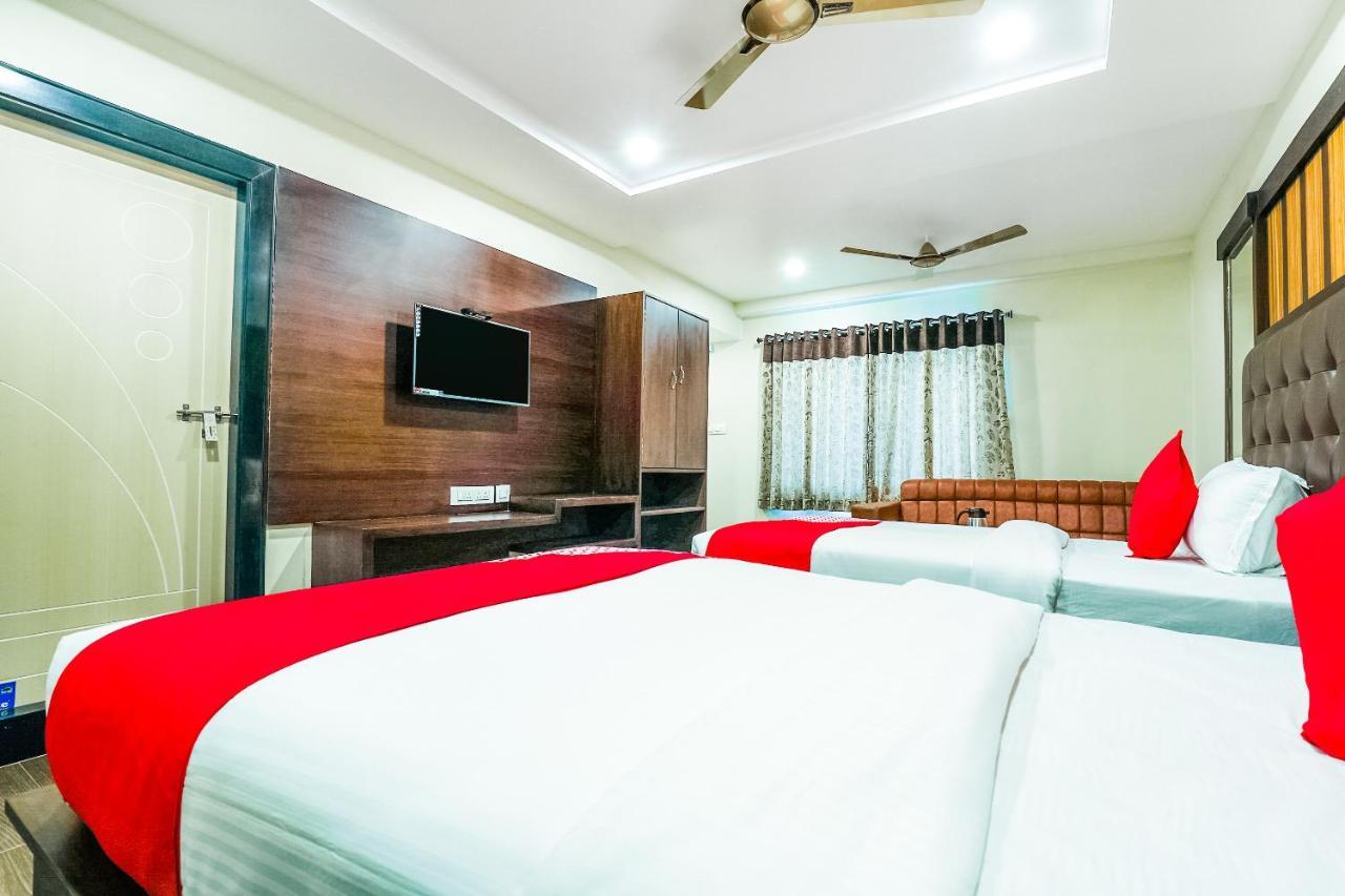 Oyo 16155 Hotel Dcm Grand Виджаявада Экстерьер фото