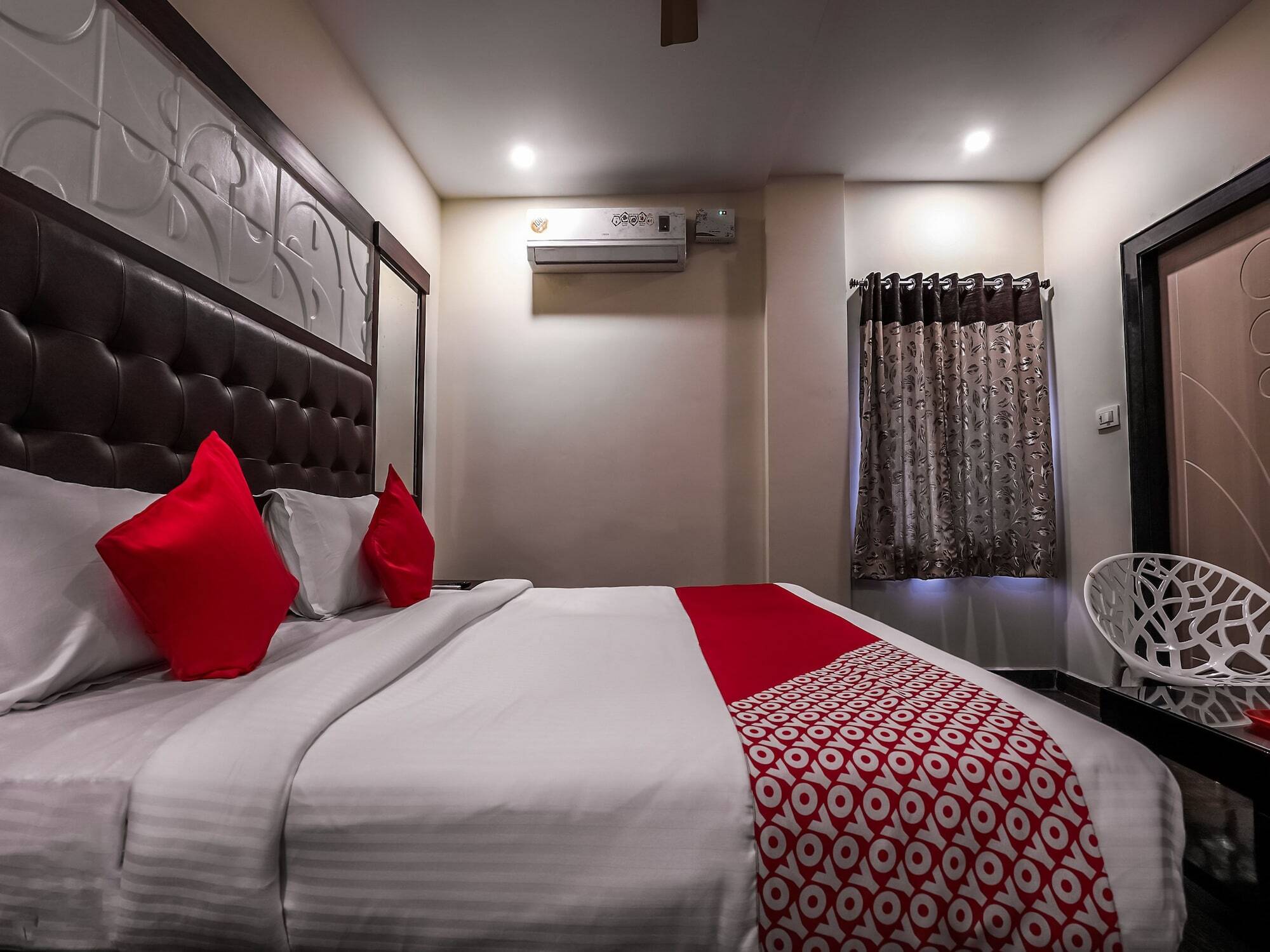 Oyo 16155 Hotel Dcm Grand Виджаявада Экстерьер фото